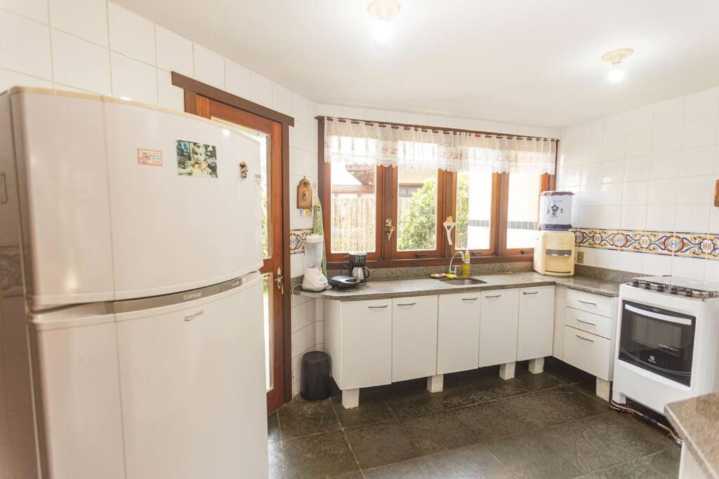 Búzios casa em condomínio com cozinha completa e área gourmet