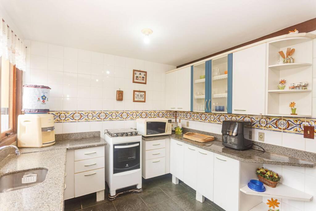 Búzios casa em condomínio com cozinha completa e área gourmet