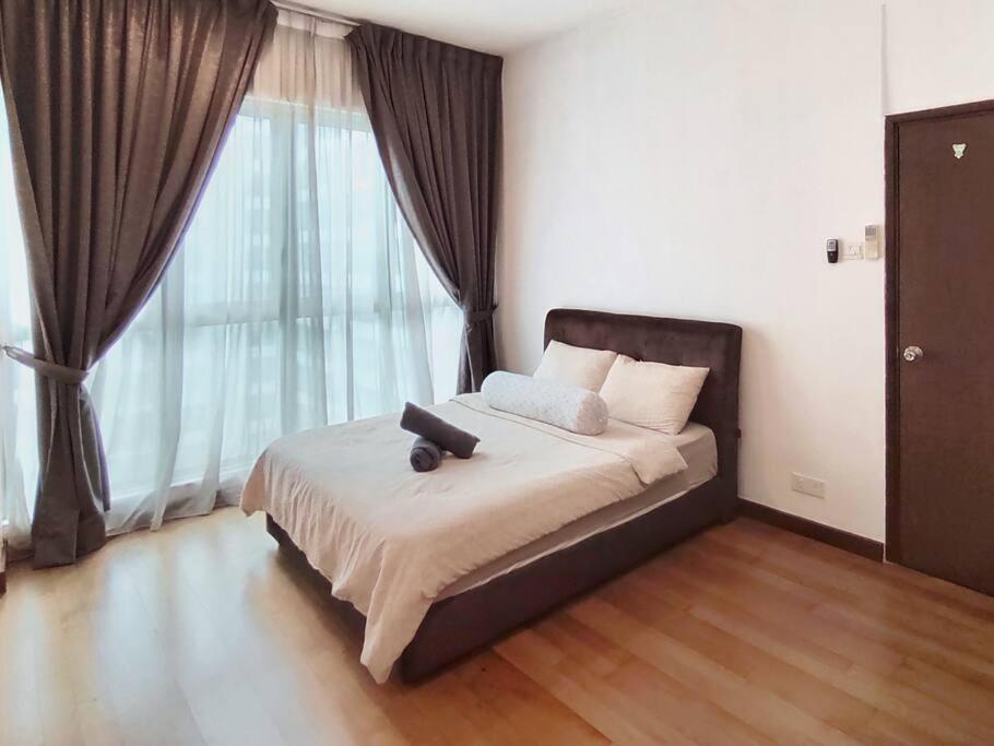 Spacious Home for 6pax - Regalia Suite - Infinity Pool with KL City View - Free Wi-Fi & Parking