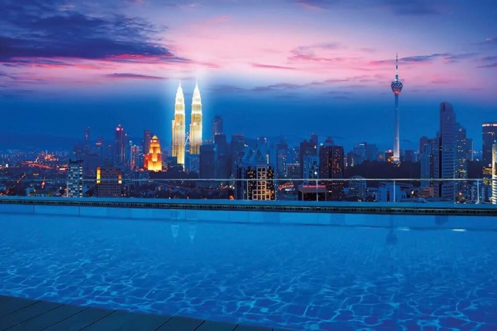 Spacious Home for 6pax - Regalia Suite - Infinity Pool with KL City View - Free Wi-Fi & Parking