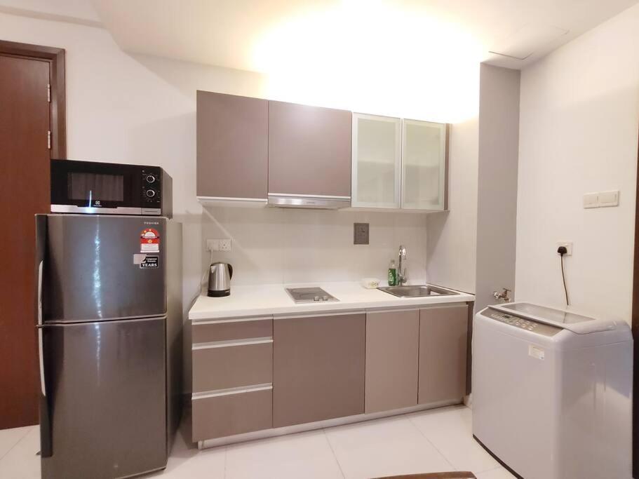 Spacious Home for 6pax - Regalia Suite - Infinity Pool with KL City View - Free Wi-Fi & Parking