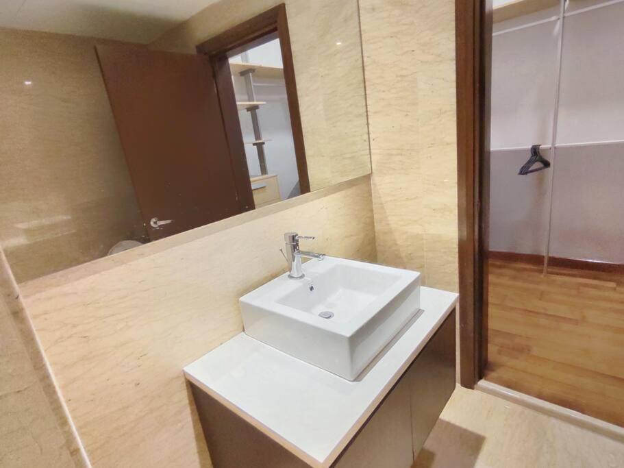 Spacious Home for 6pax - Regalia Suite - Infinity Pool with KL City View - Free Wi-Fi & Parking