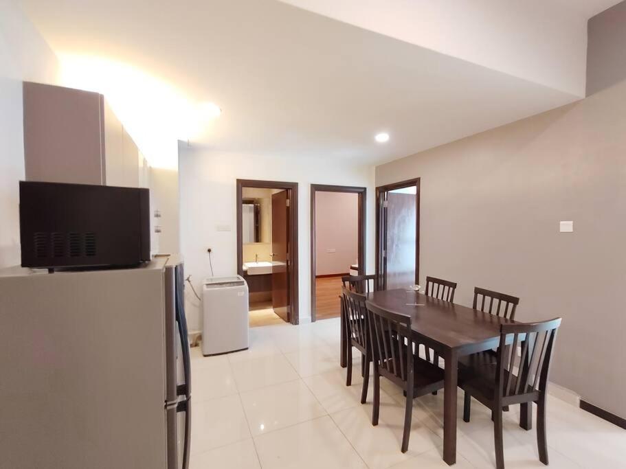 Spacious Home for 6pax - Regalia Suite - Infinity Pool with KL City View - Free Wi-Fi & Parking