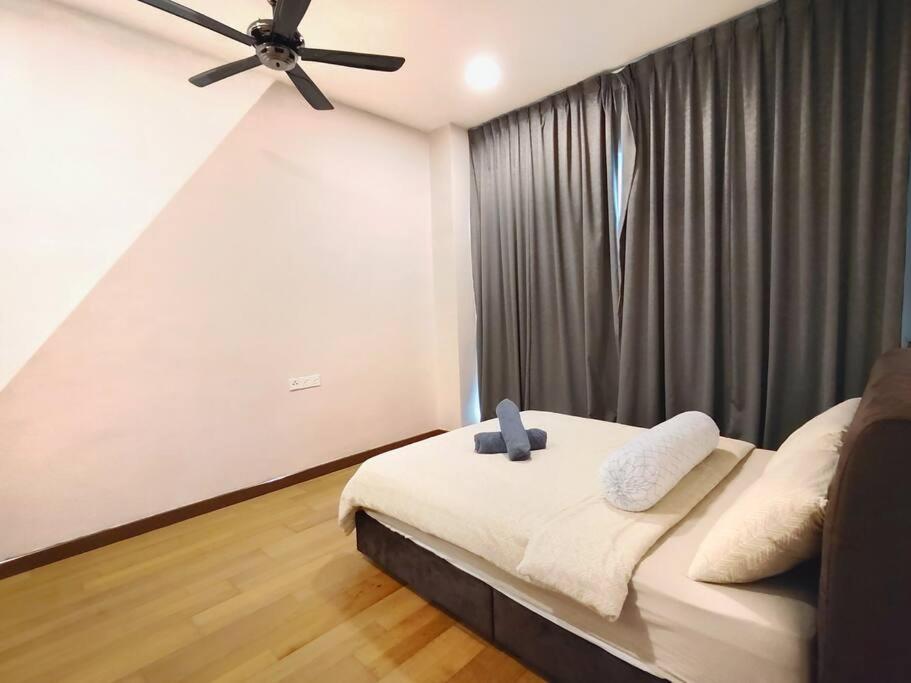 Spacious Home for 6pax - Regalia Suite - Infinity Pool with KL City View - Free Wi-Fi & Parking