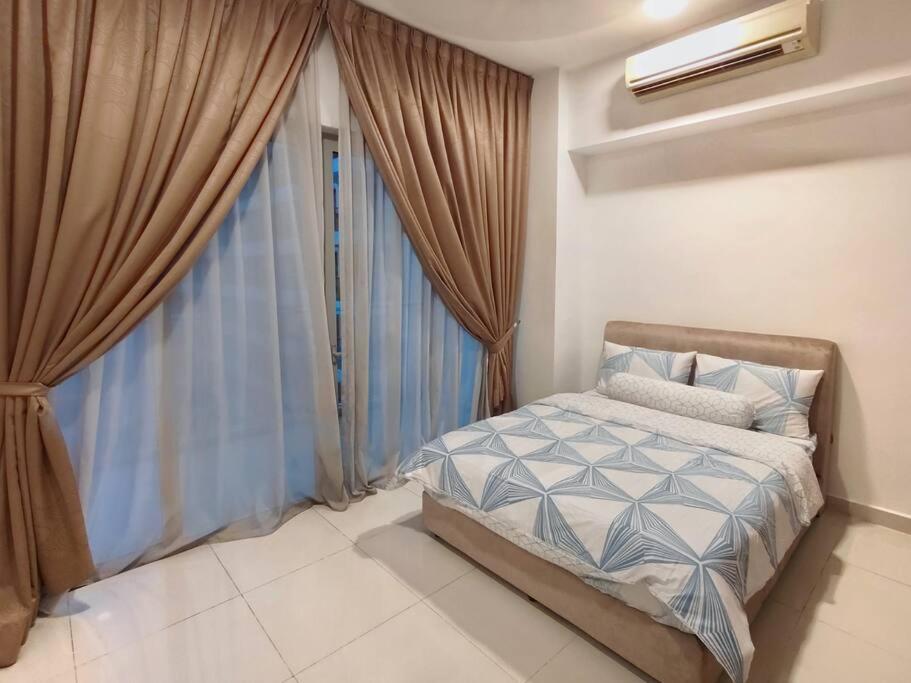 Spacious Home for 6pax - Regalia Suite - Infinity Pool with KL City View - Free Wi-Fi & Parking