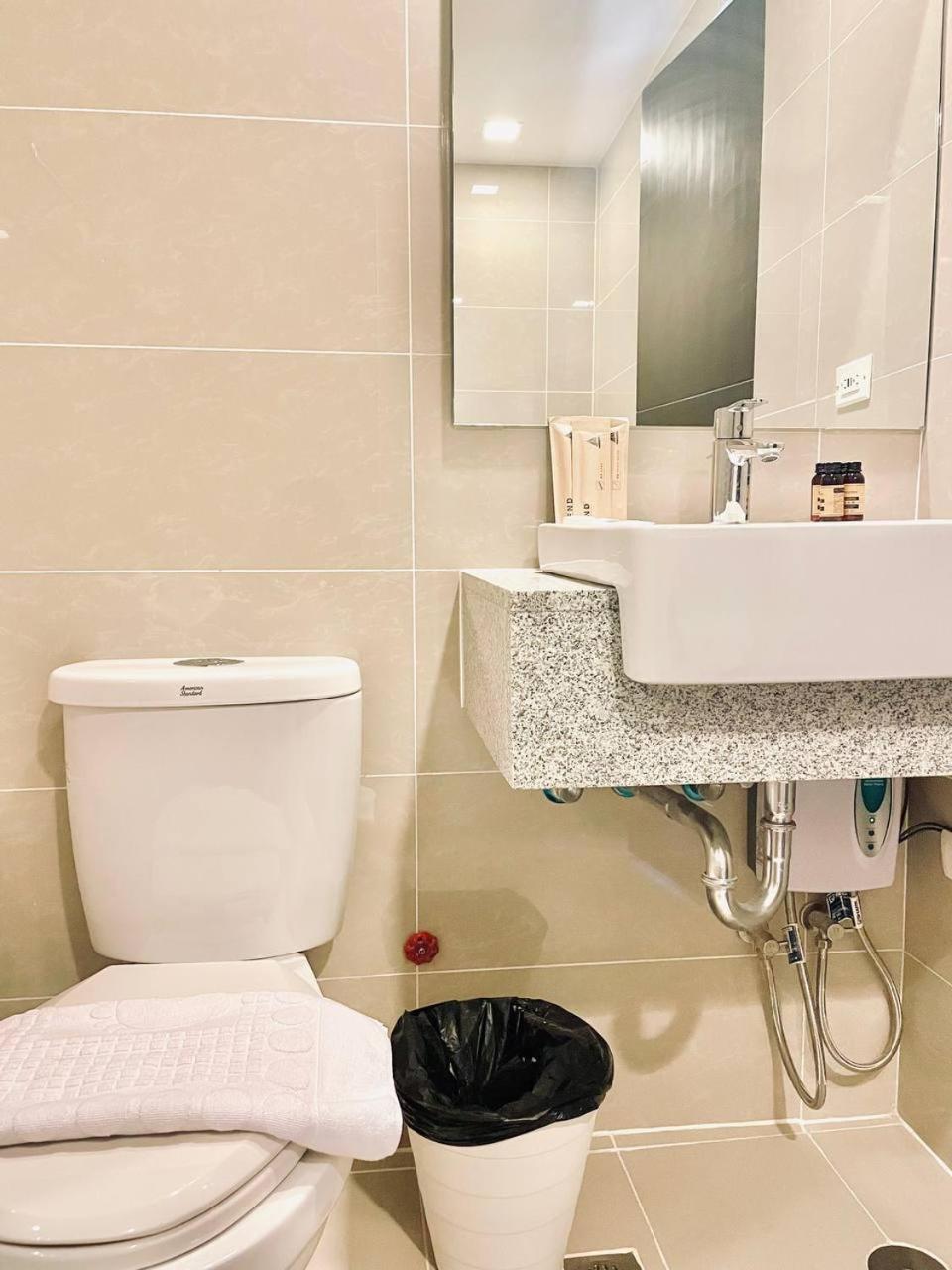 Thompson Suites - Standard Queen Room in Uptown Parksuites Tower 1