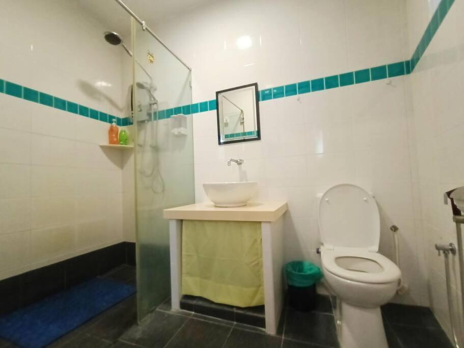 Cheerful 6BR Town House @ Geortown for 5-14pax by Cohans photo 8
