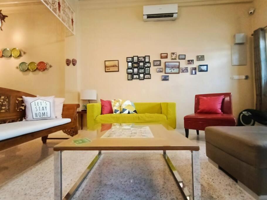 Cheerful 6BR Town House @ Geortown for 5-14pax by Cohans photo 2