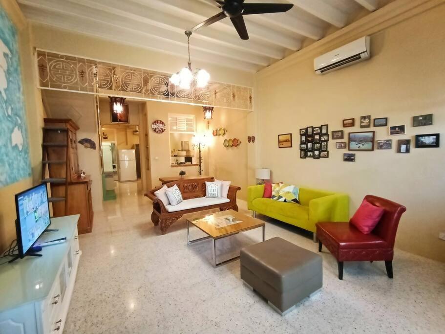 Cheerful 6BR Town House @ Geortown for 5-14pax by Cohans photo 3