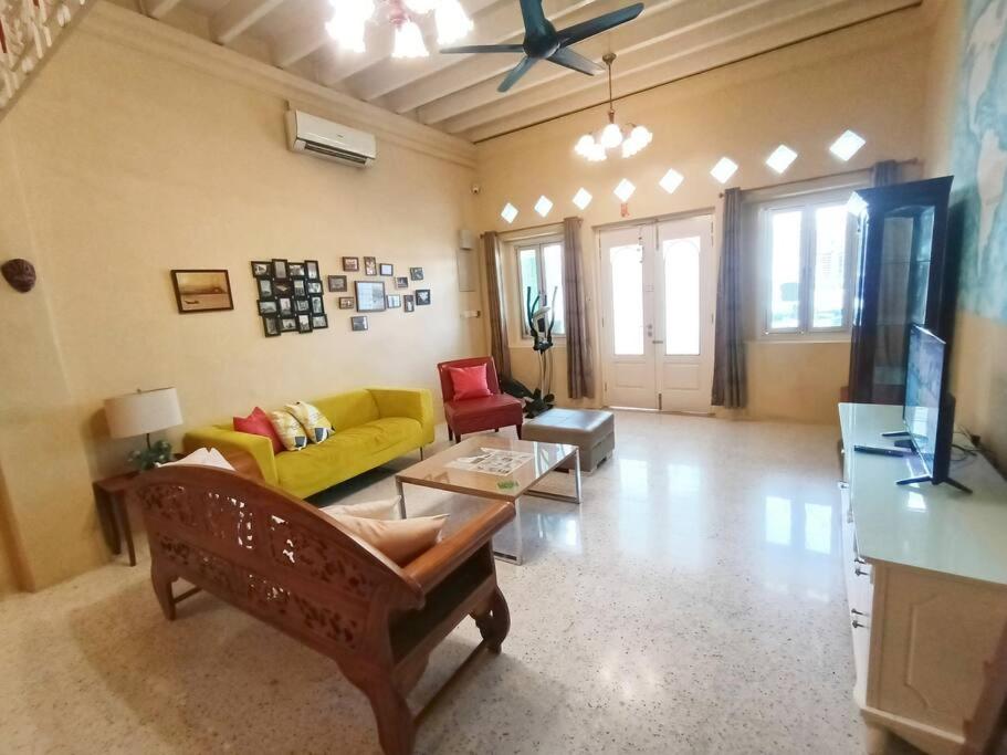 Cheerful 6BR Town House @ Geortown for 5-14pax by Cohans photo 4