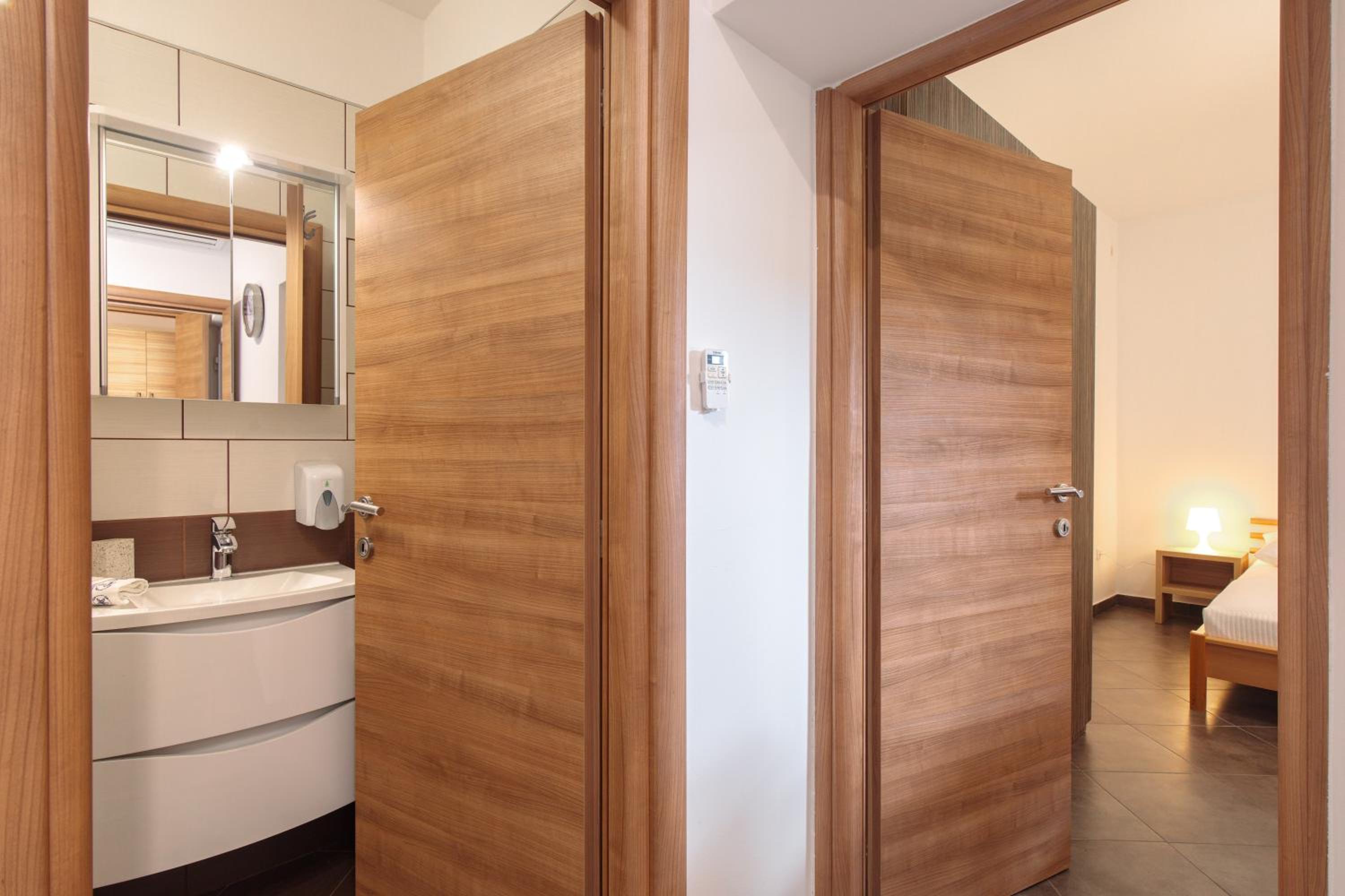 Apartments TM with pool en Krk — bathroom