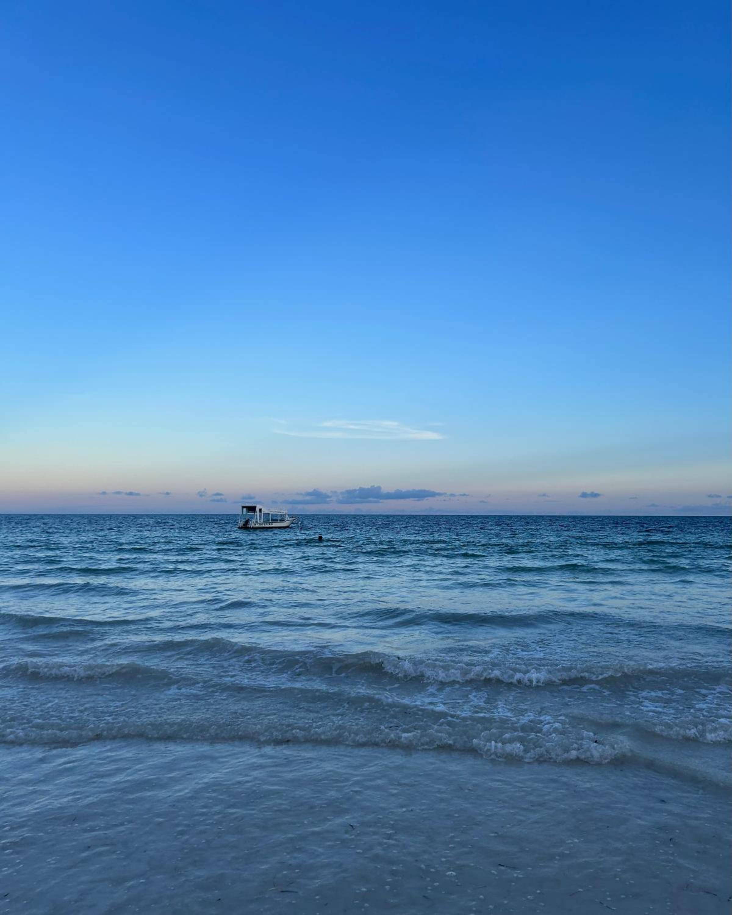 Beach Front Spacious Apartment with Oceanview -- Lantana Galu Beach Apartment