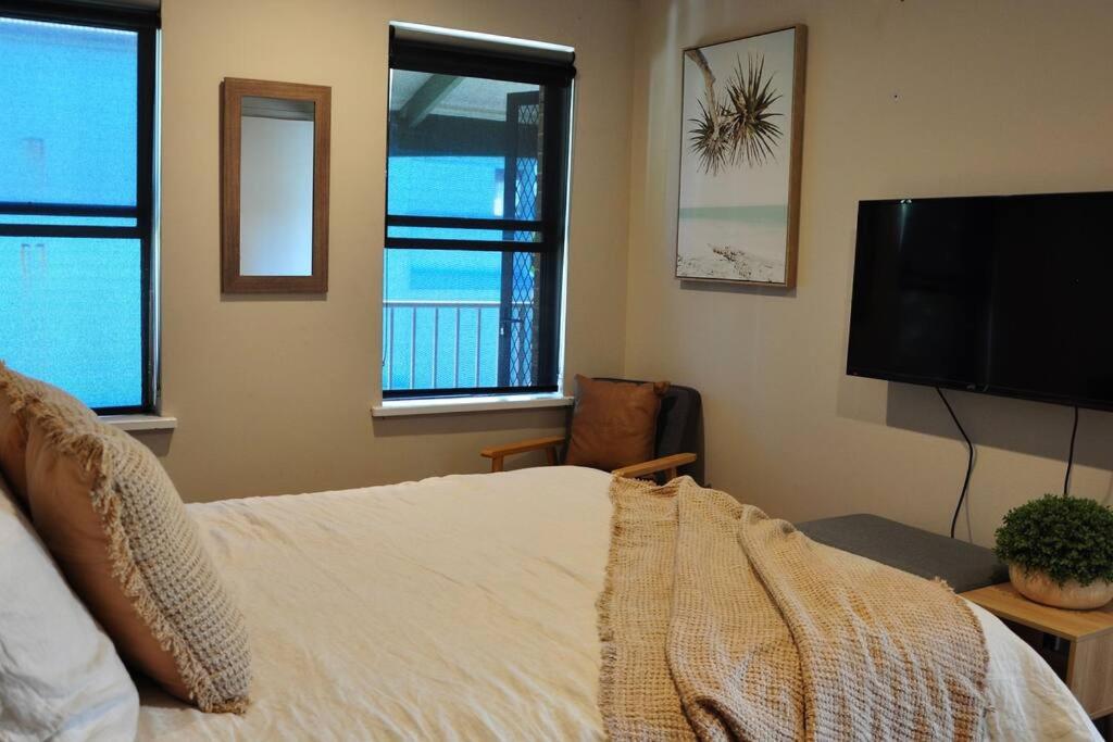 Waters Edge - Dunbar Court - Central Location