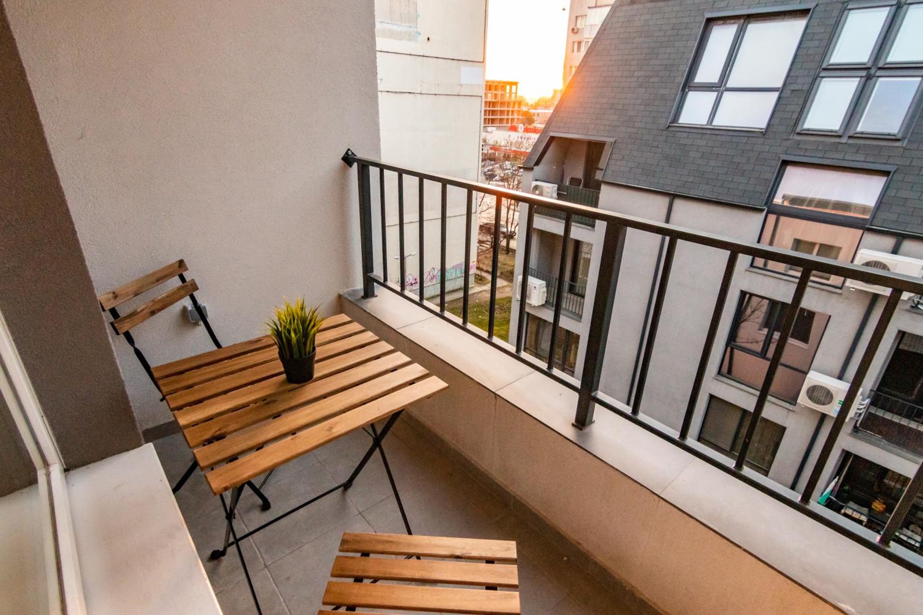 New Modern & Cozy apartment with FREE Private parking and EV charging station