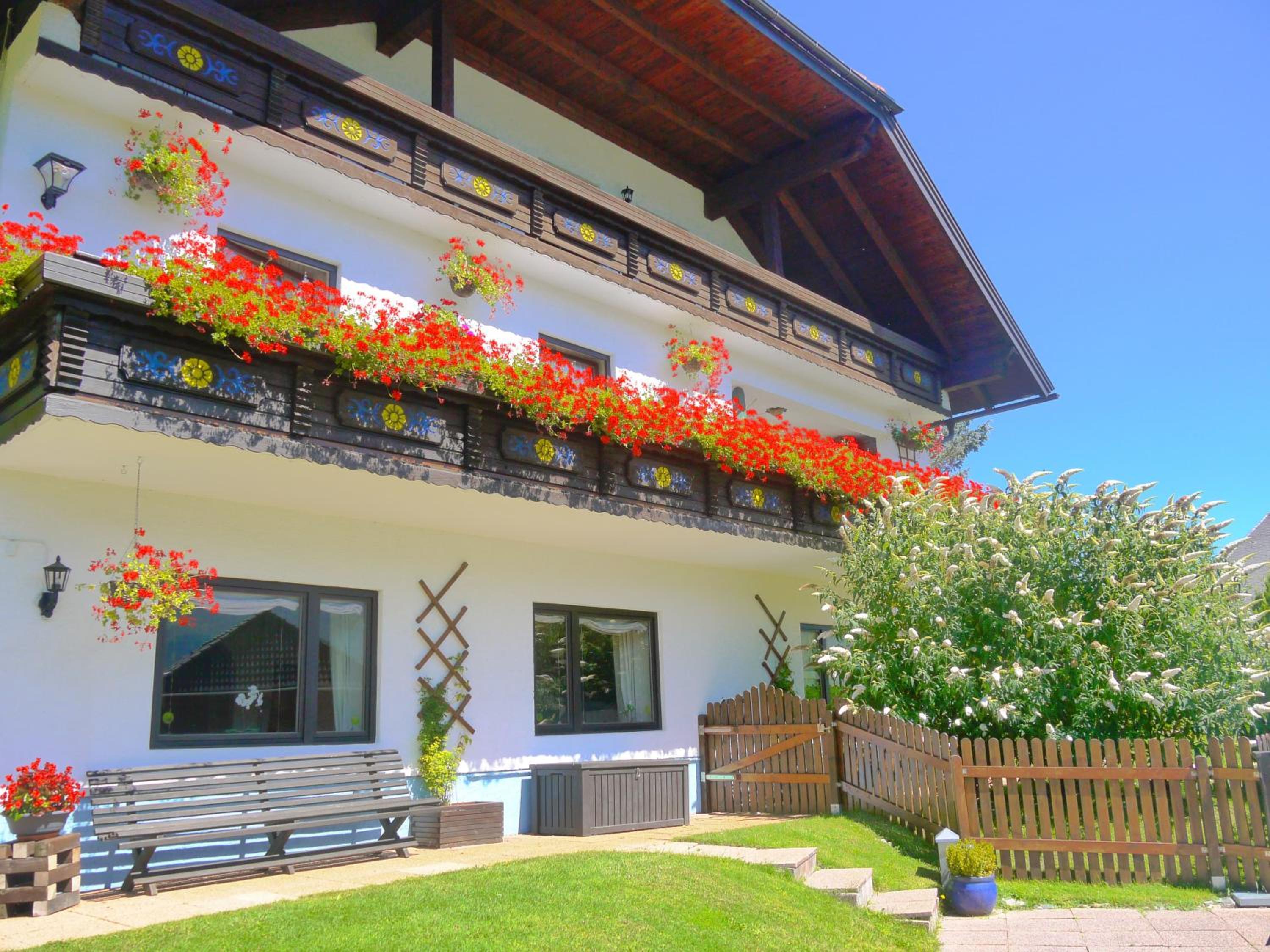 Spacious Apartment in HausBellevue with Balcony and Panoramic Mountain Aspect