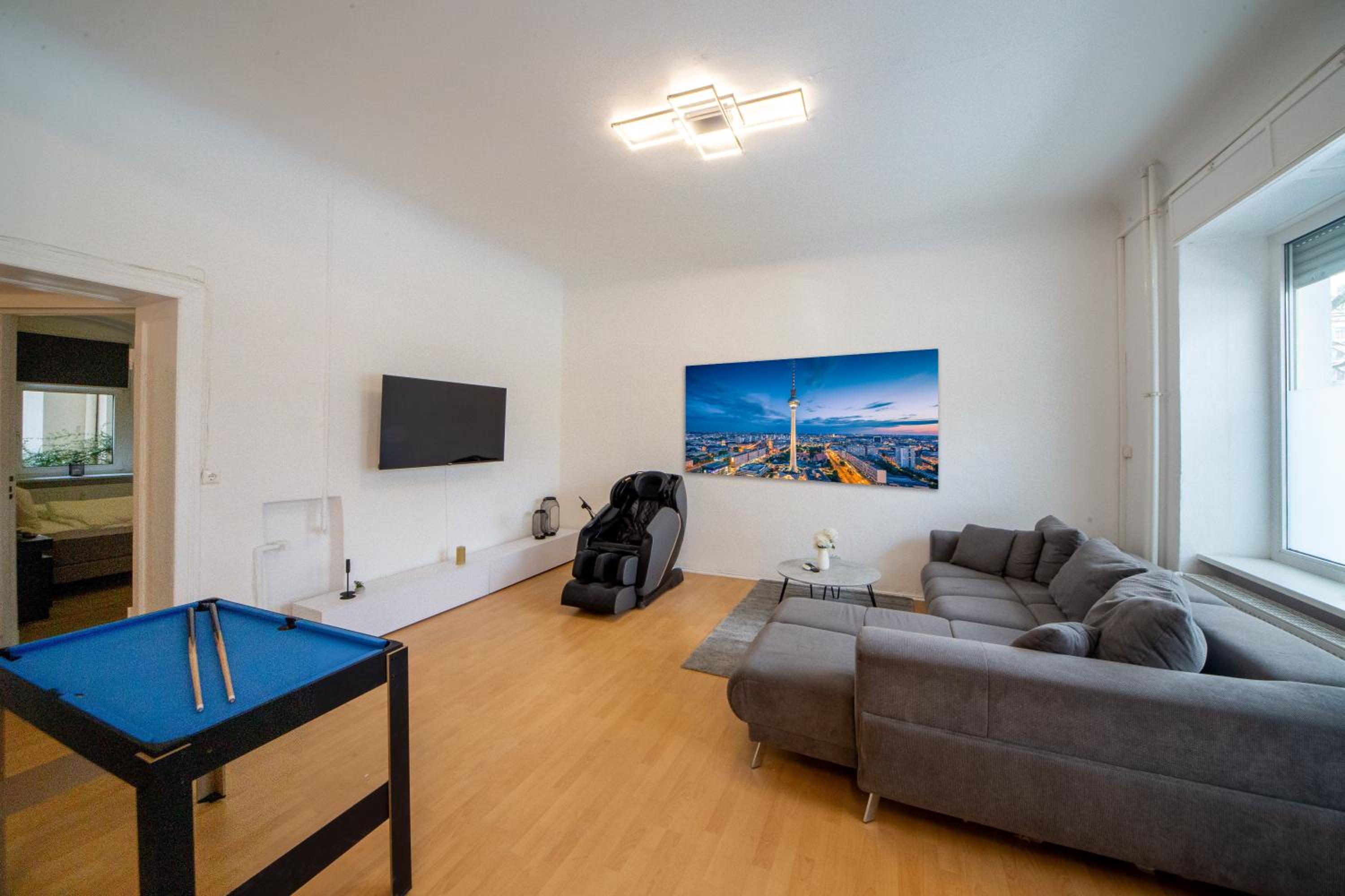 Massagesessel, King-Sized Bed, Billardtisch, 2 Couches
