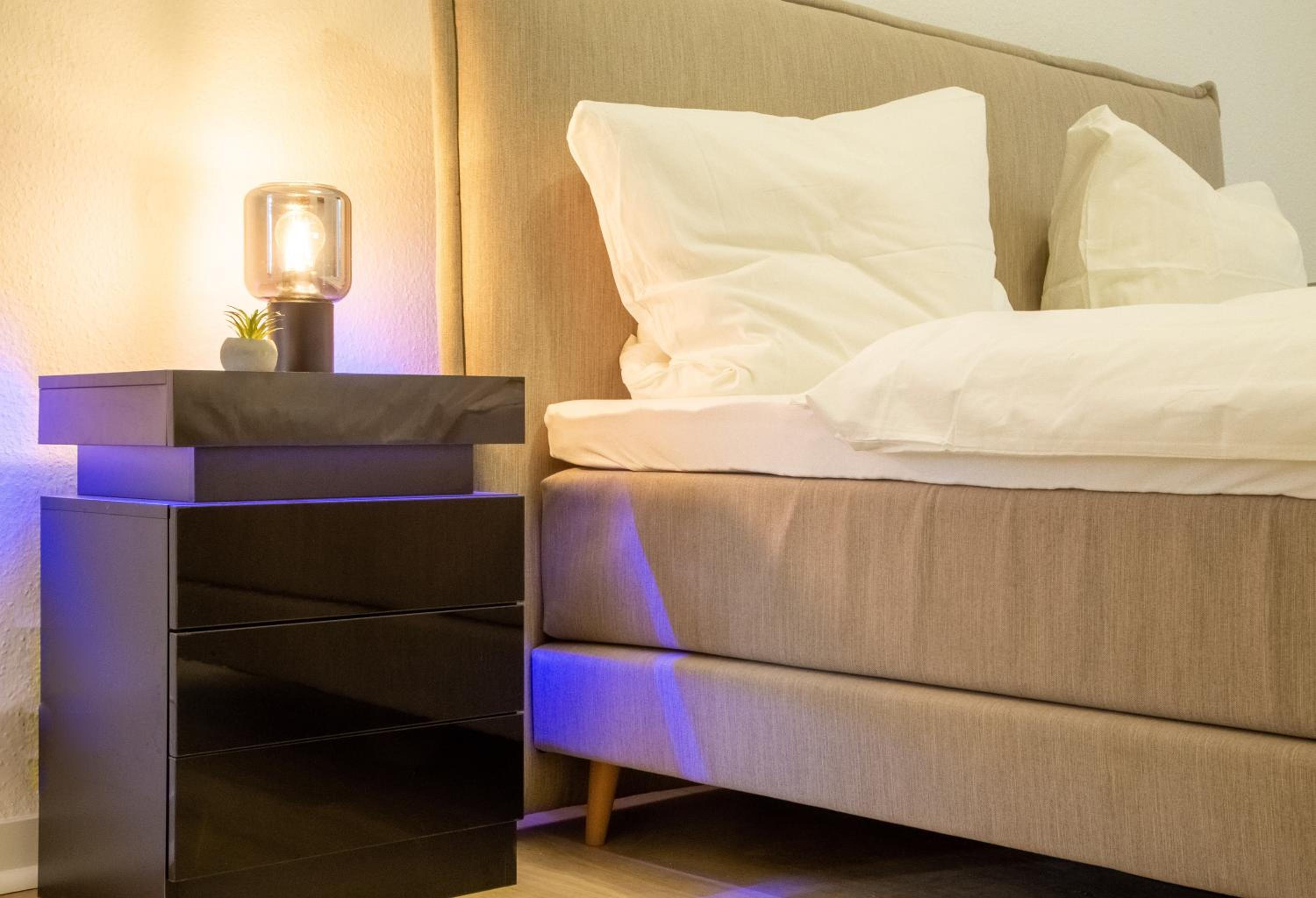 Massagesessel, King-Sized Bed, Billardtisch, 2 Couches