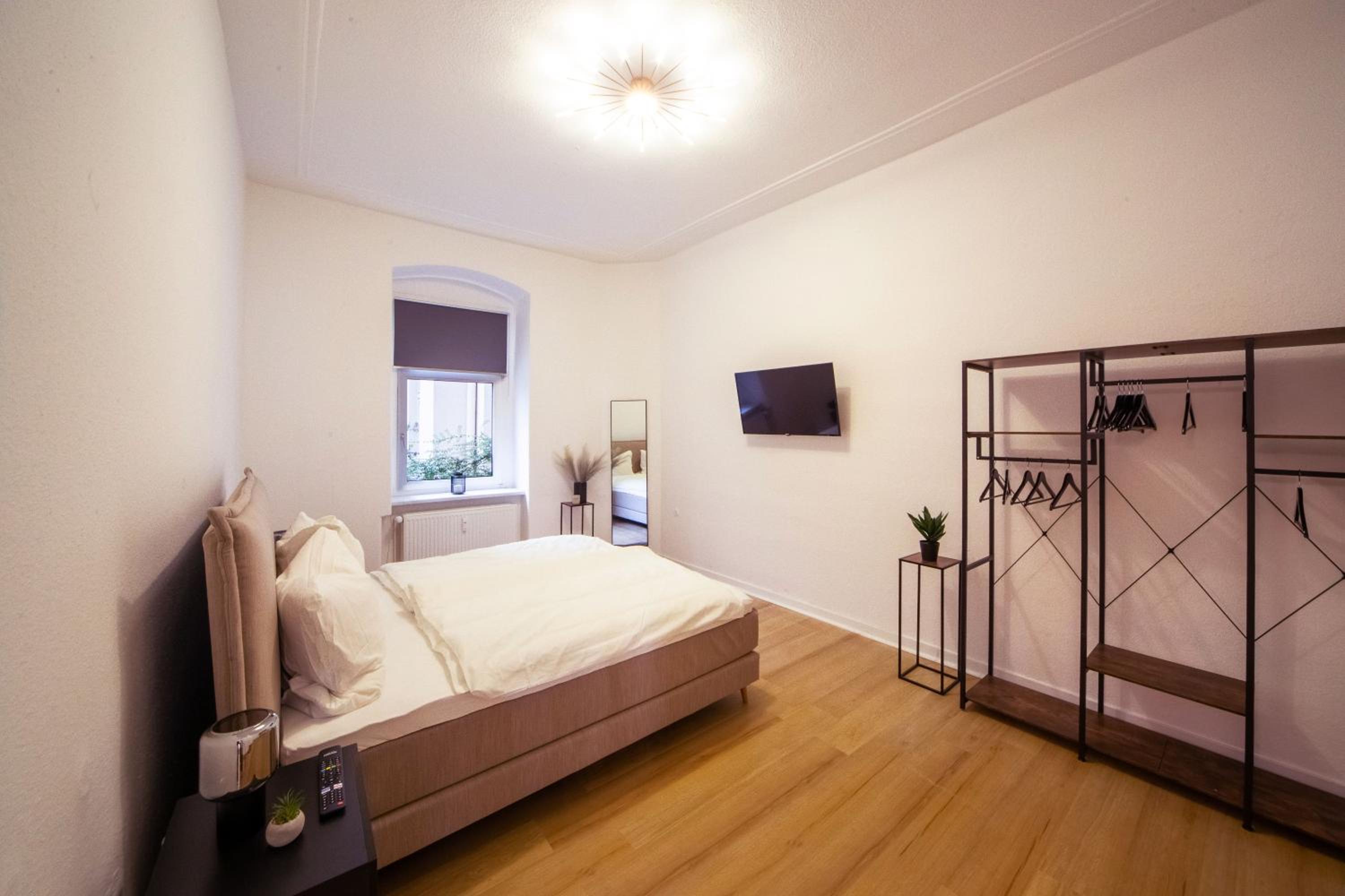 Massagesessel, King-Sized Bed, Billardtisch, 2 Couches