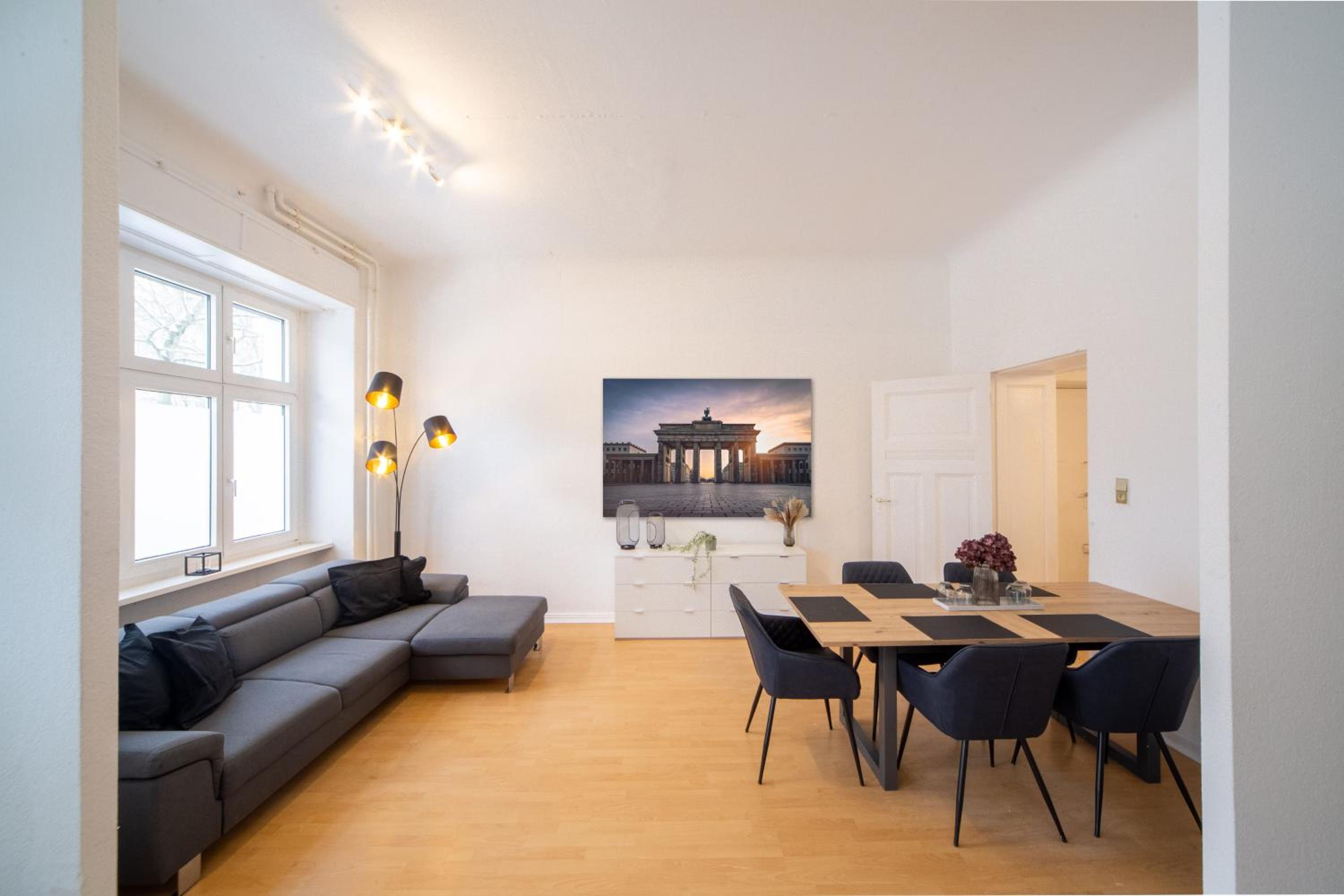 Massagesessel, King-Sized Bed, Billardtisch, 2 Couches