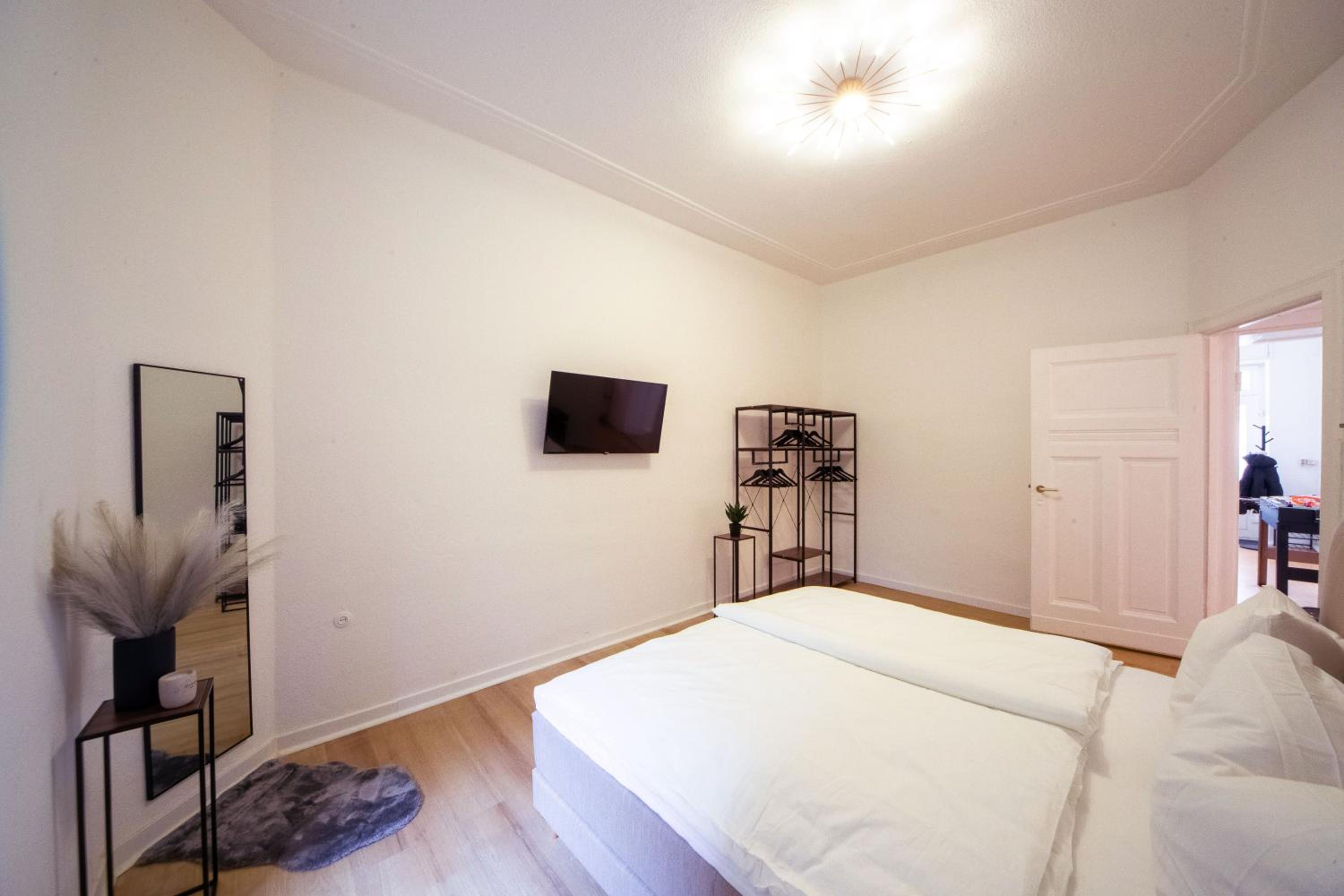 Massagesessel, King-Sized Bed, Billardtisch, 2 Couches