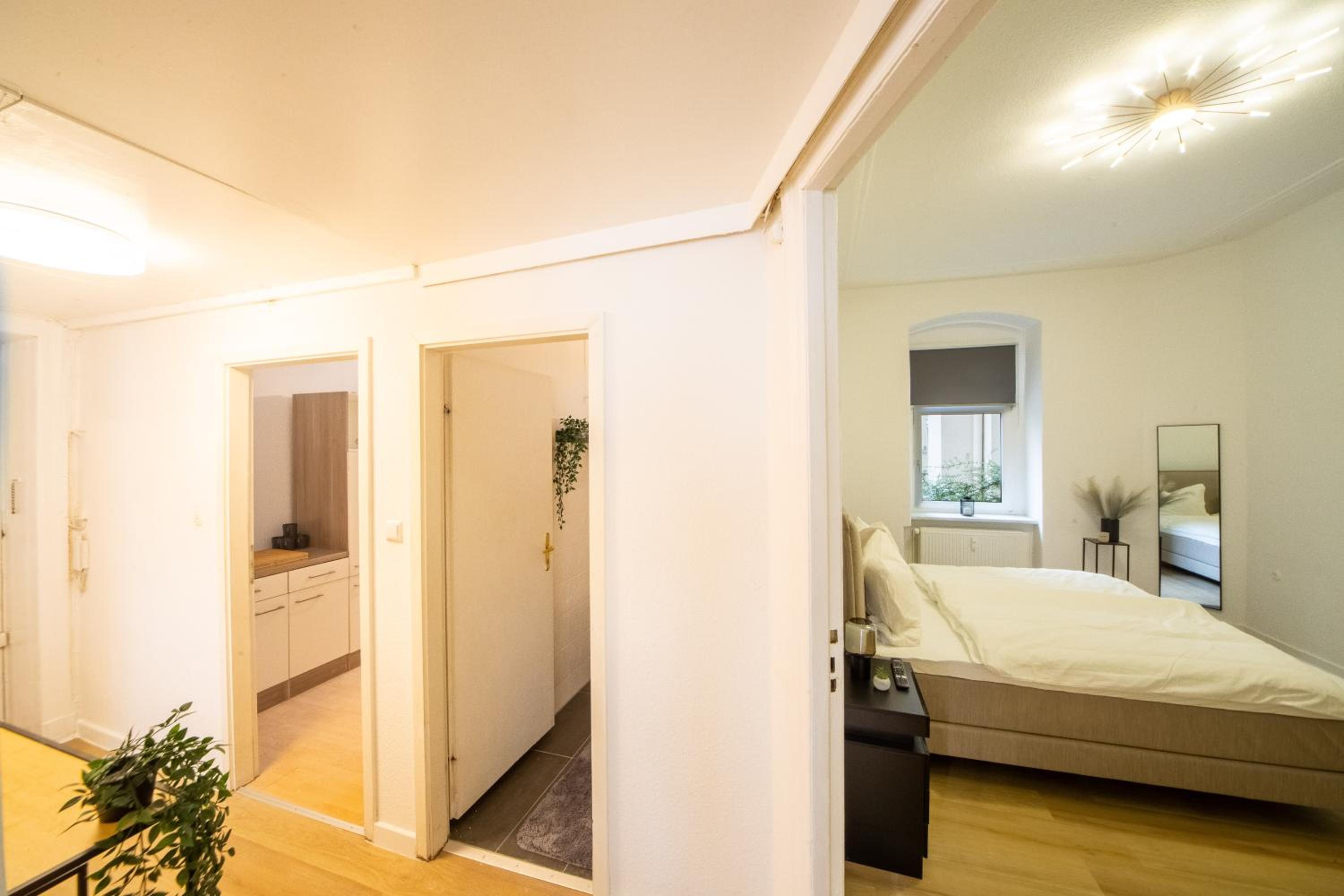 Massagesessel, King-Sized Bed, Billardtisch, 2 Couches