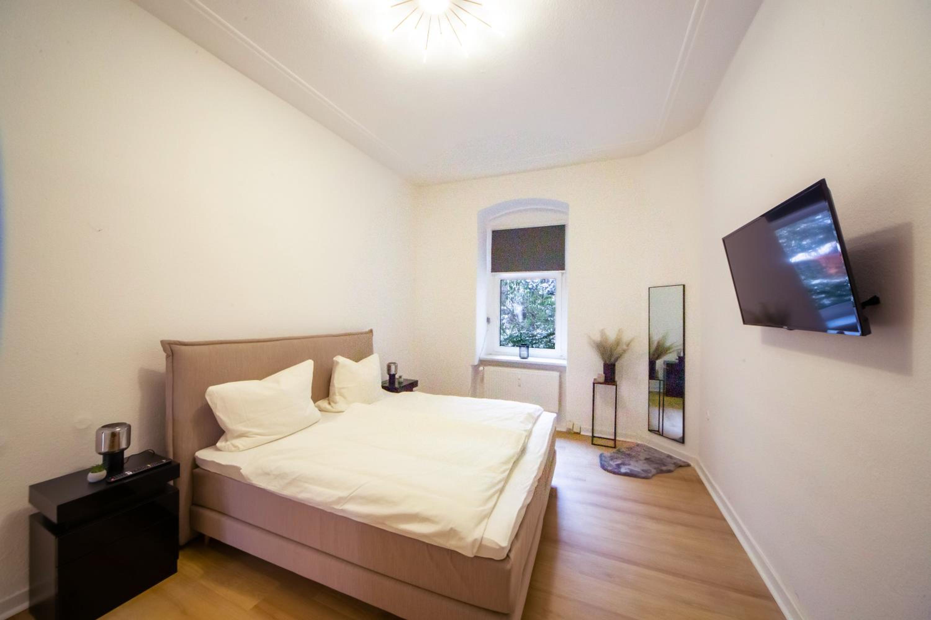Massagesessel, King-Sized Bed, Billardtisch, 2 Couches