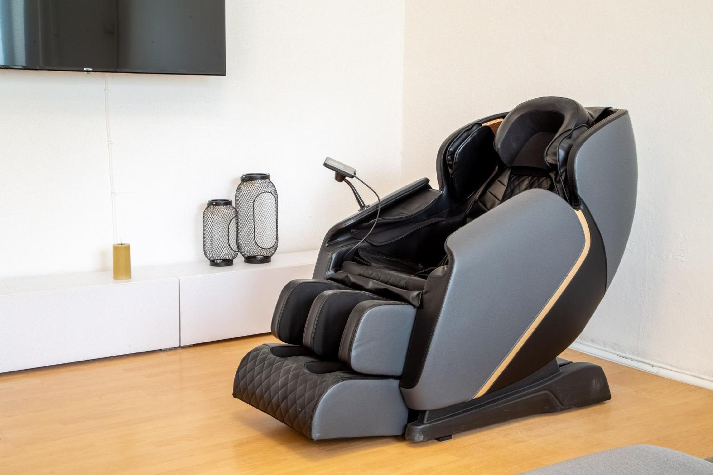 Massagesessel, King-Sized Bed, Billardtisch, 2 Couches