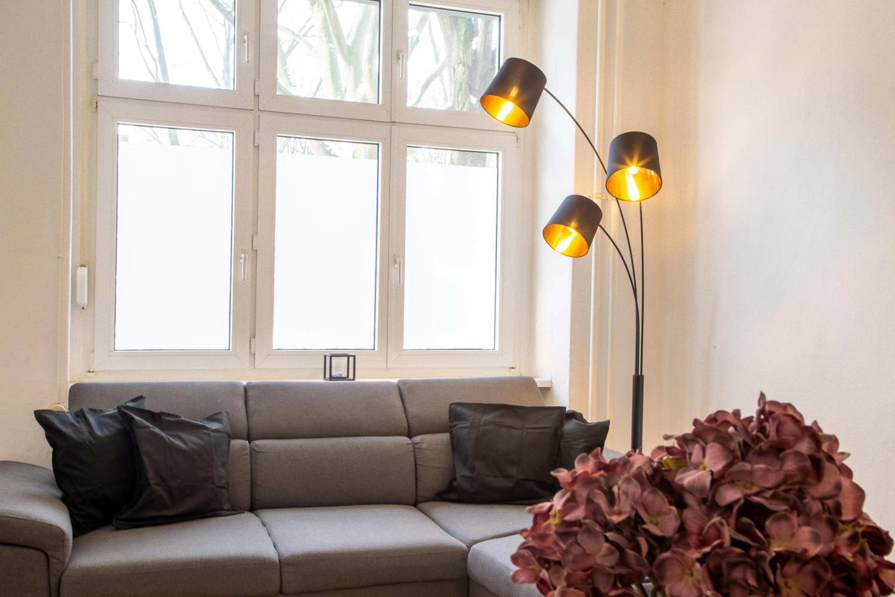 Massagesessel, King-Sized Bed, Billardtisch, 2 Couches
