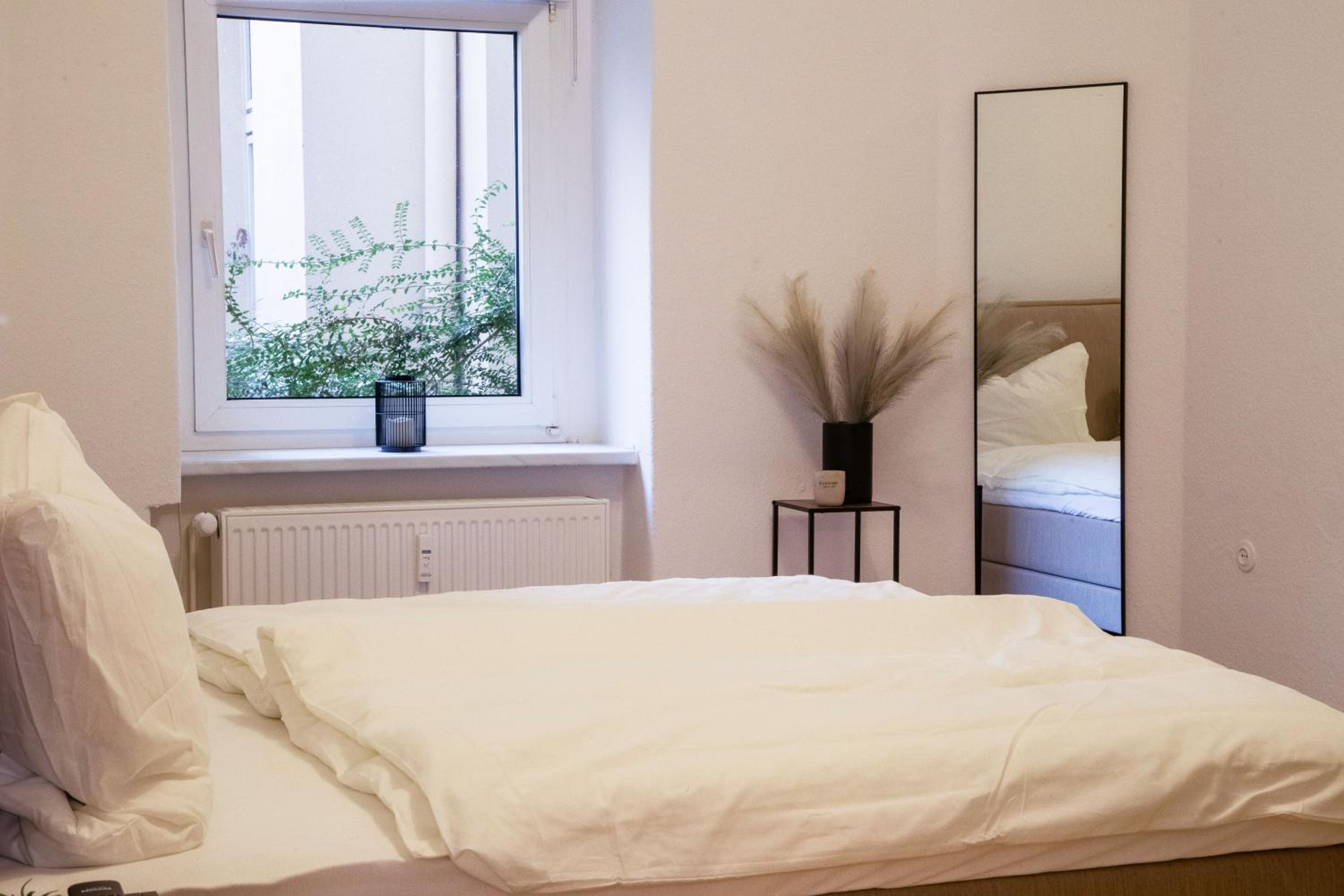 Massagesessel, King-Sized Bed, Billardtisch, 2 Couches