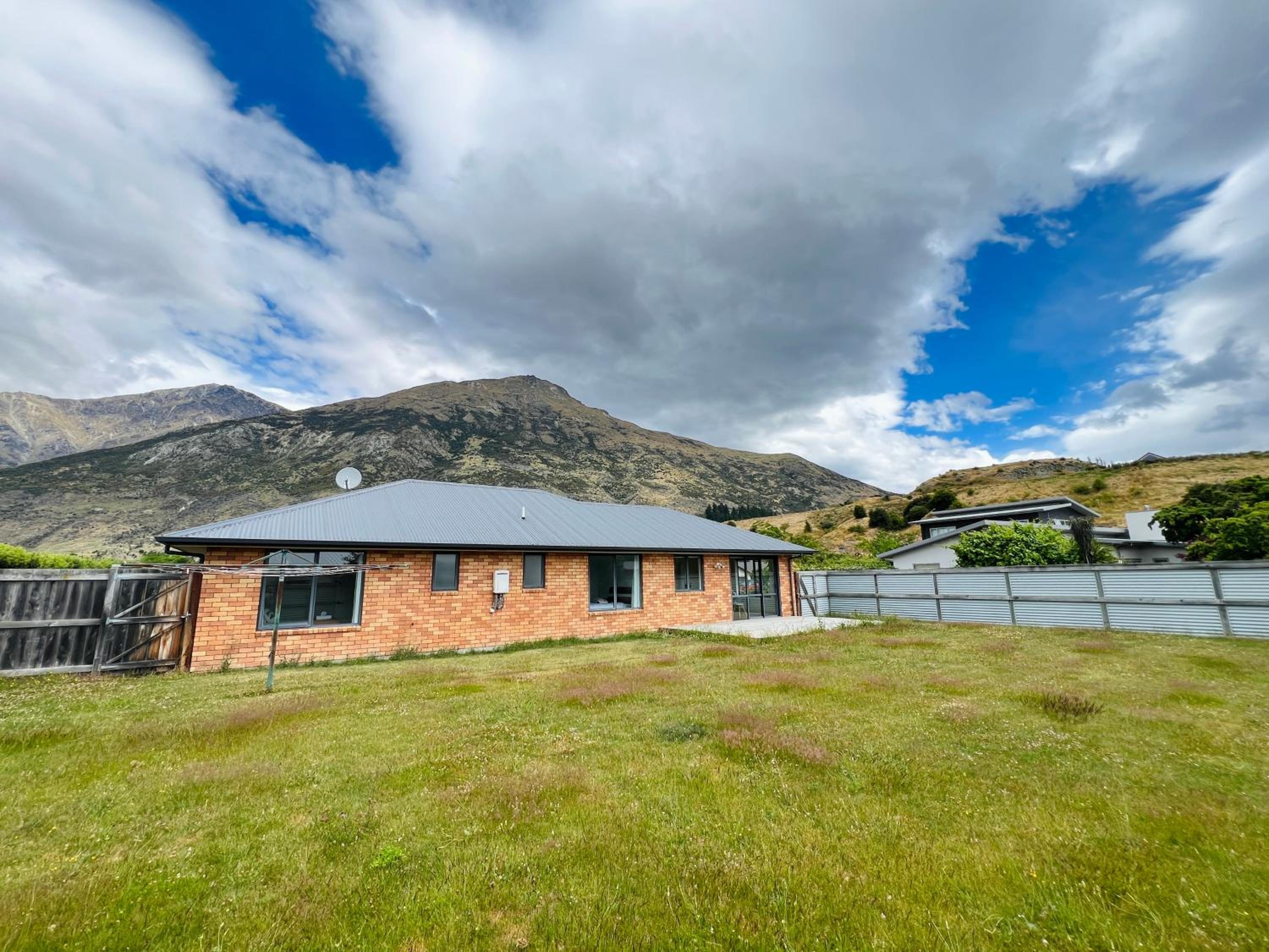 Leisure Holiday Home Lake Hayes Easte Queenstown view 5