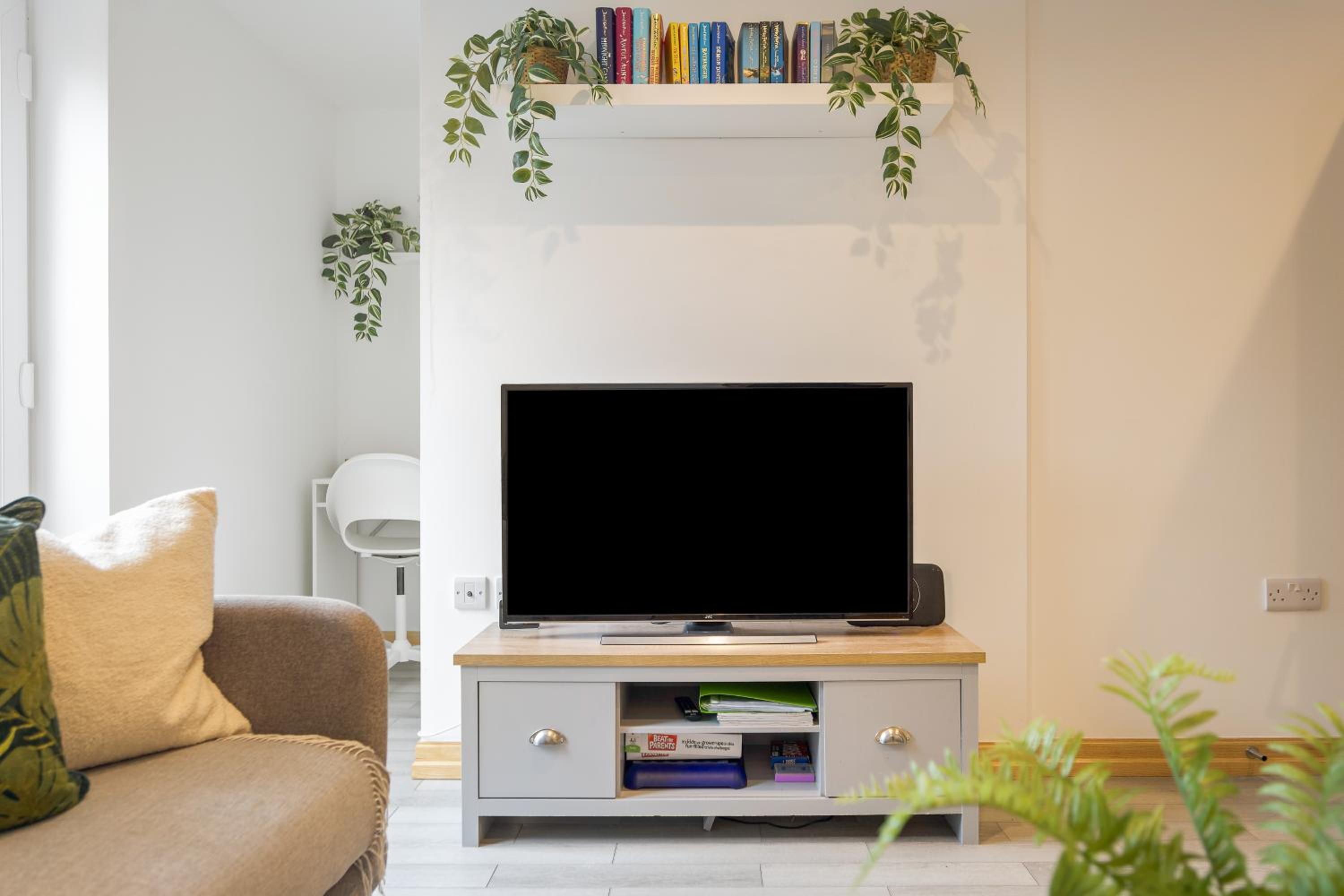 Large, newly renovated, three bedroom TOWN CENTRE split level apartment with free parking, sleeps seven - Walking distance to beach view 2