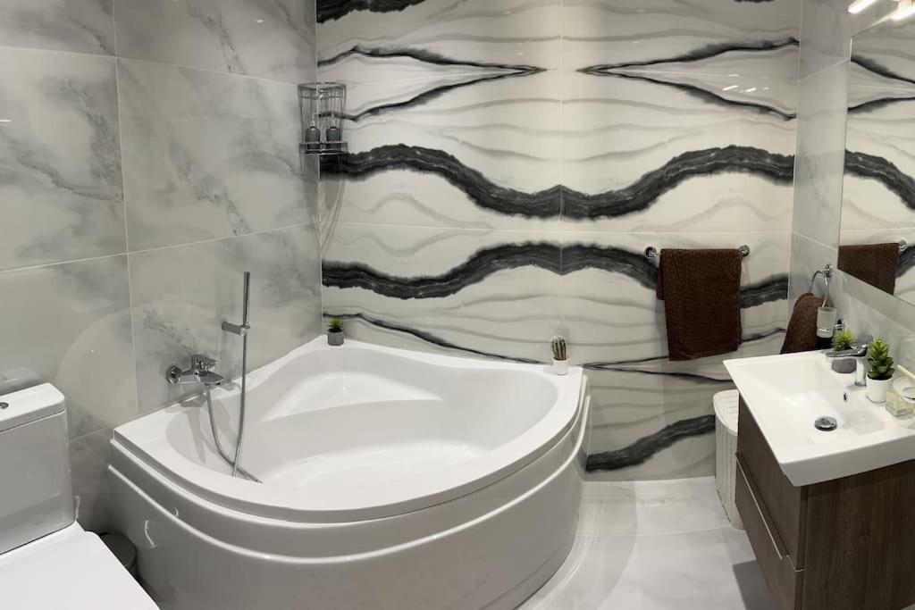 Penthouse centrally located near marina