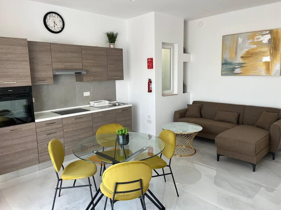 Penthouse centrally located near marina