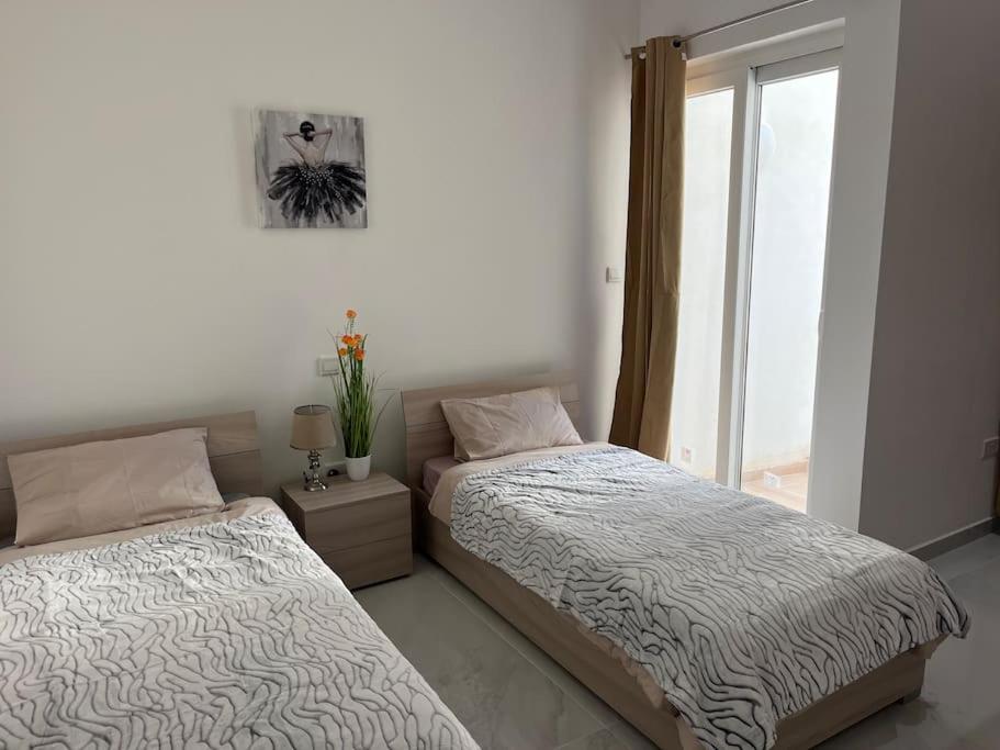 Penthouse centrally located near marina