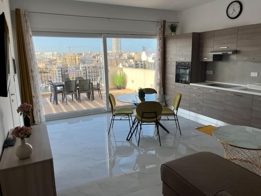Penthouse centrally located near marina