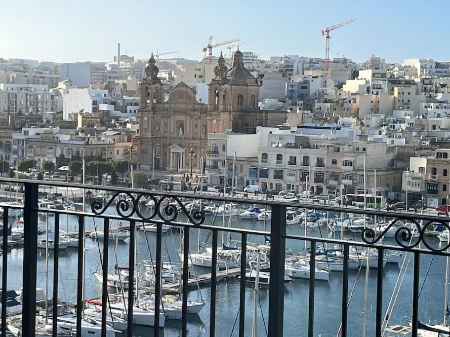 Penthouse centrally located near marina