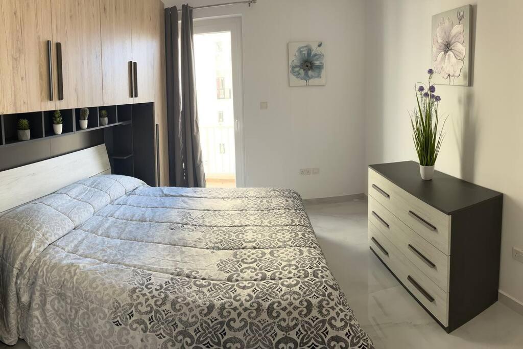 Penthouse centrally located near marina