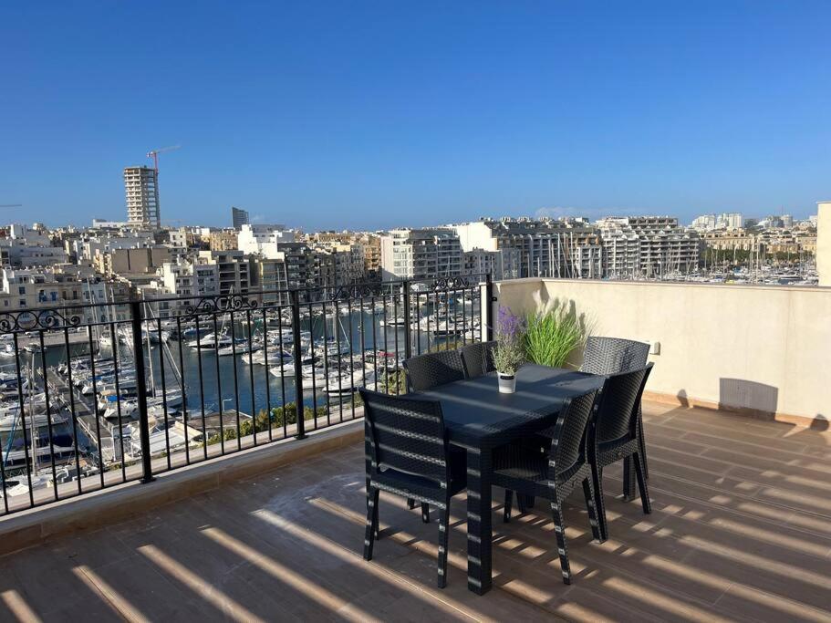 Penthouse centrally located near marina
