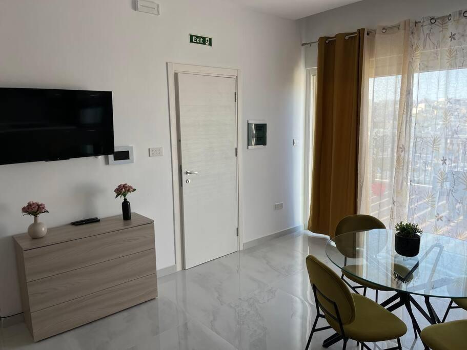 Penthouse centrally located near marina