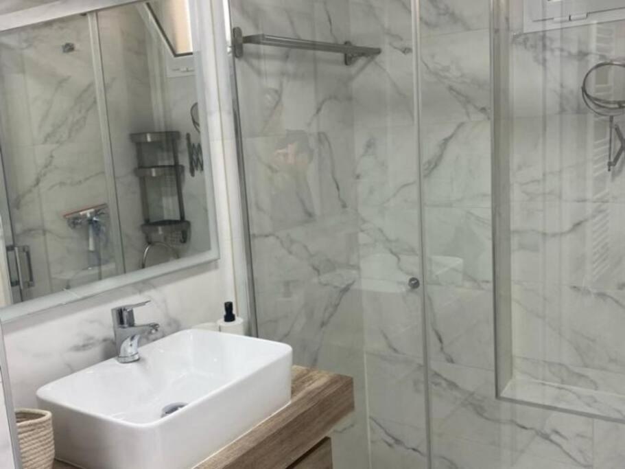Casa Picaso Elegance, one bedroom city center apartment with balcony BY NAMASTE ELITE