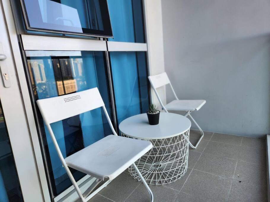BGC Cosy Spacious 1BR Uptown Parksuites with Balcony City View view 3