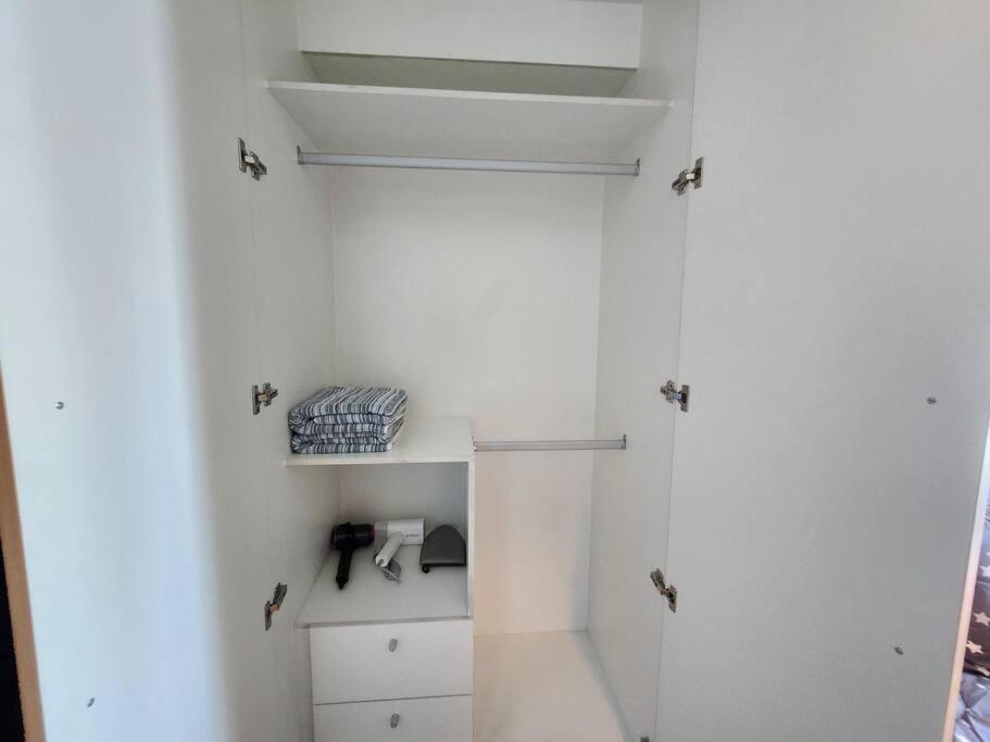 BGC Cosy Spacious 1BR Uptown Parksuites with Balcony City View view 5