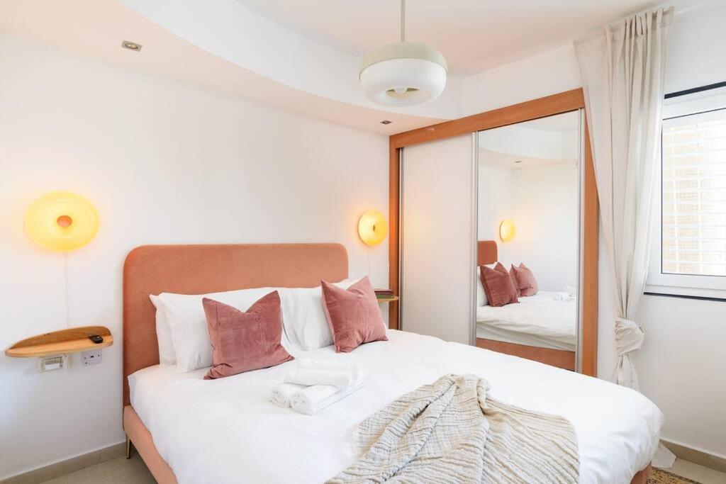 Neta's Central 3BR Gem Close to the Beach with Bomb Shelter in Tel Aviv view 3