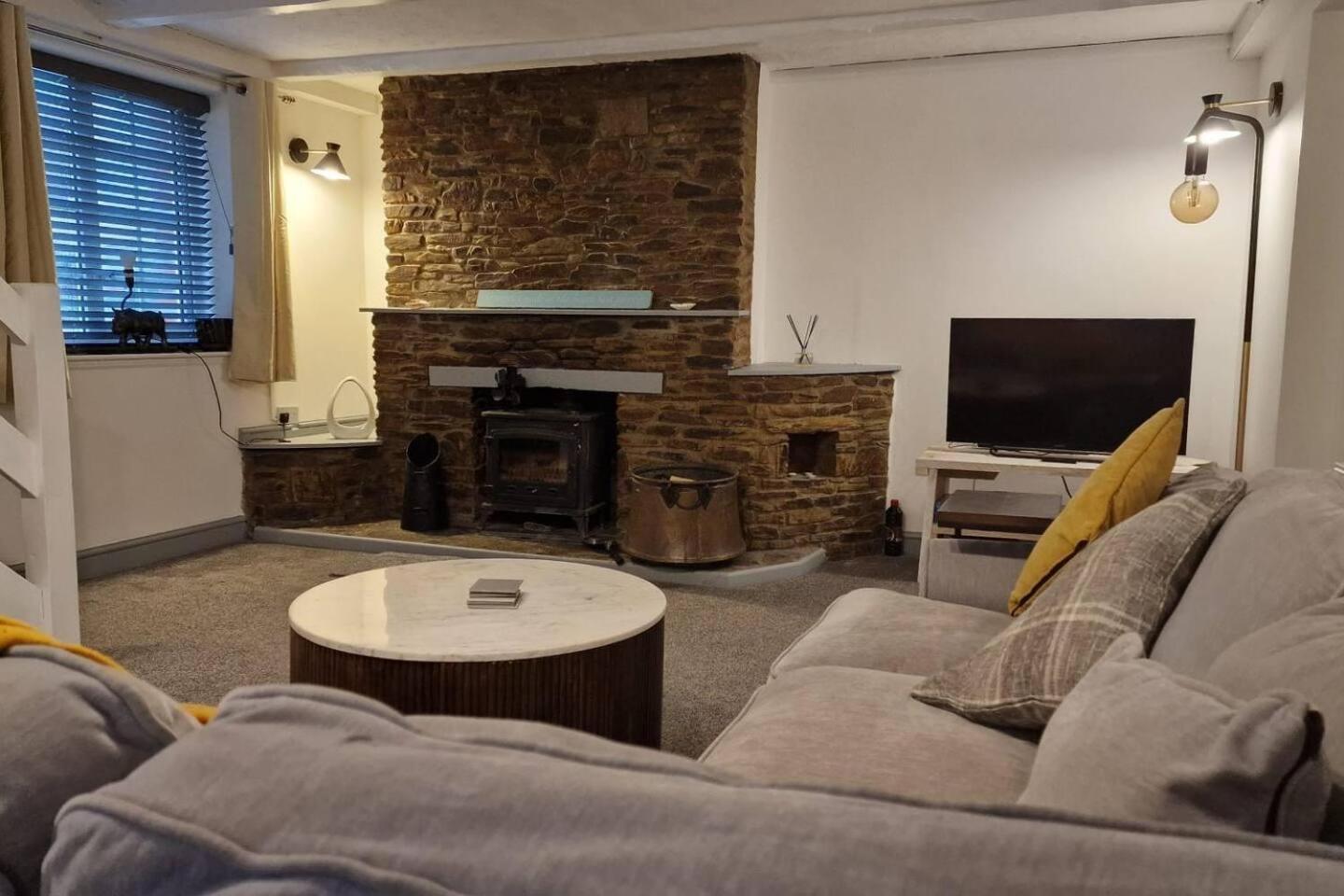 2 Bed Annex Sleeps 6 7 Min drive from the Beach! view 4