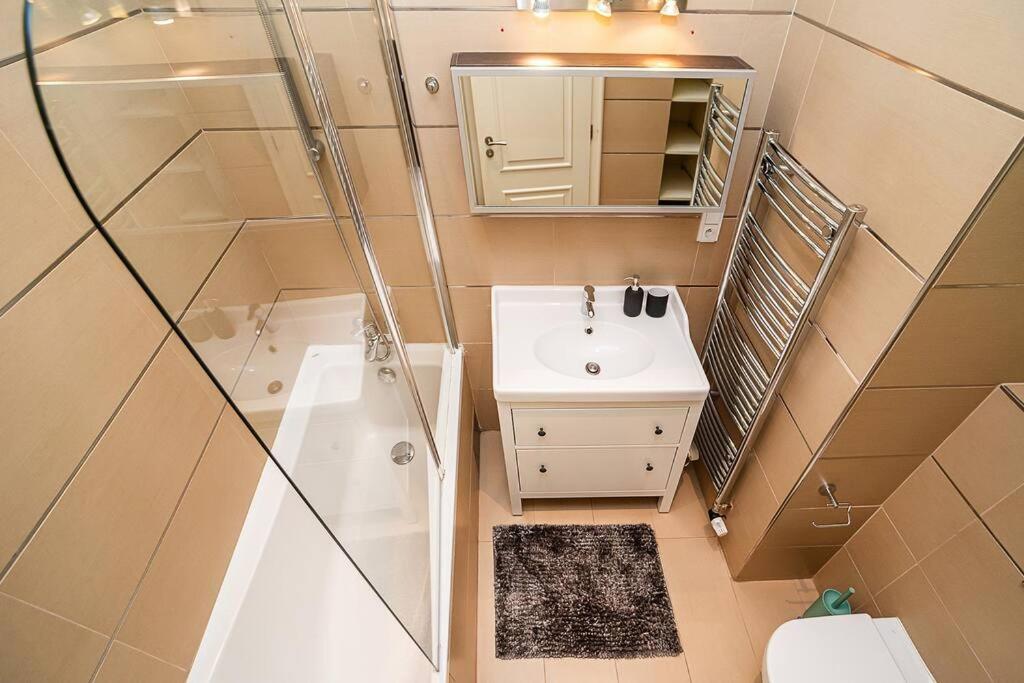 Oriental Touch River Apartment
