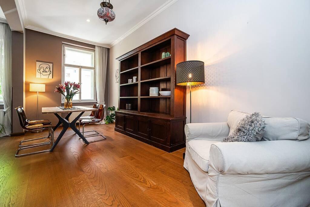 Oriental Touch River Apartment
