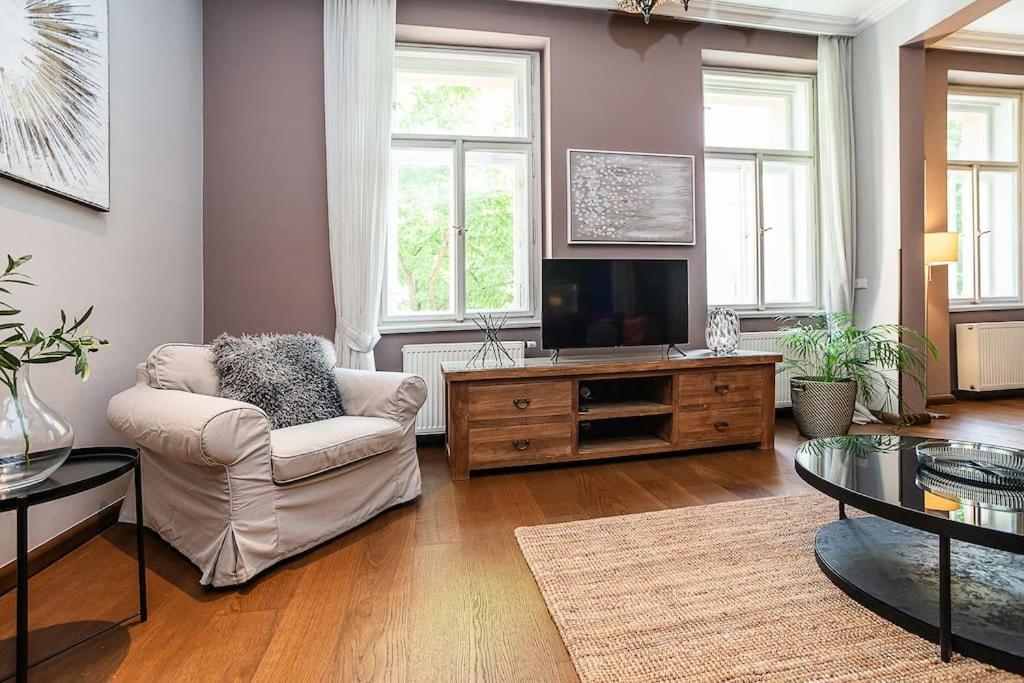 Oriental Touch River Apartment