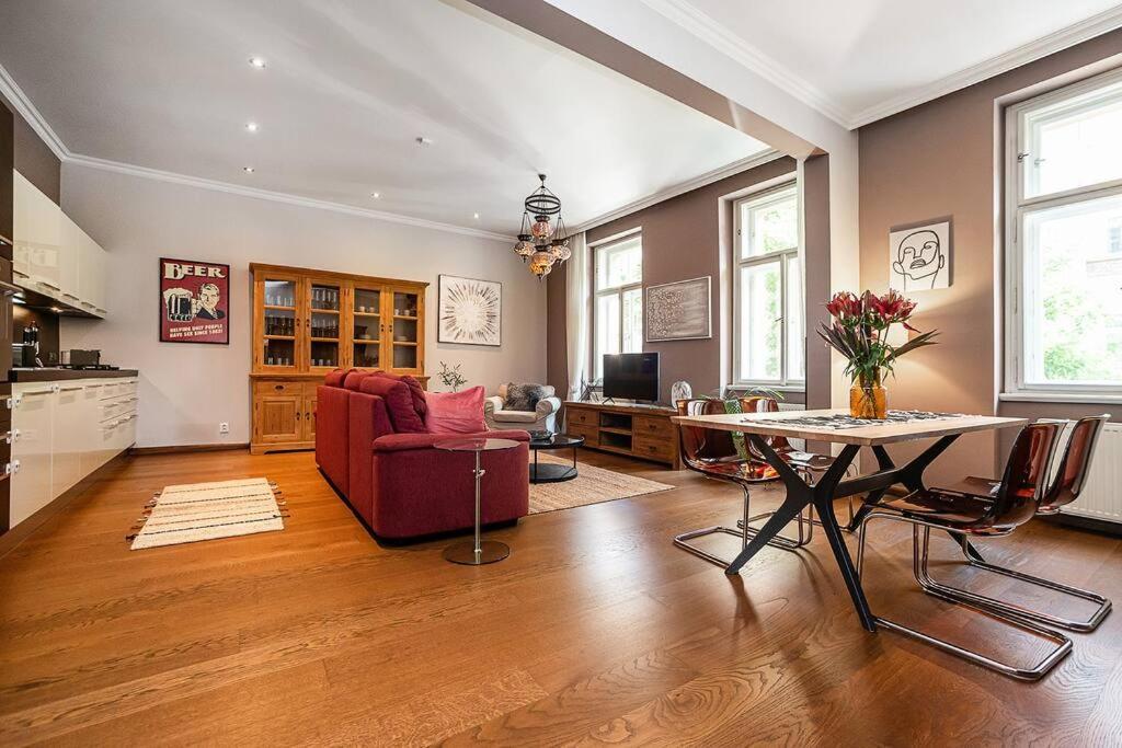Oriental Touch River Apartment