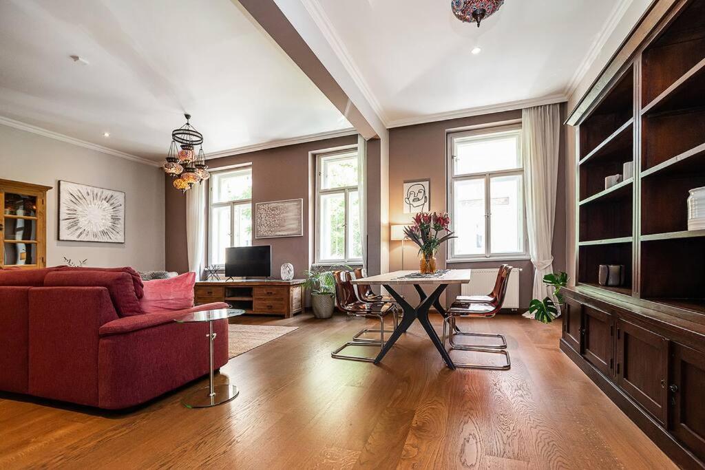 Oriental Touch River Apartment