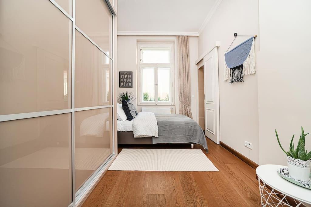 Oriental Touch River Apartment